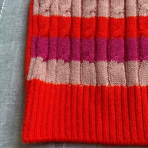 Divided stripped cropped sweater vest in vibrant colors. - Picture 4 of 11